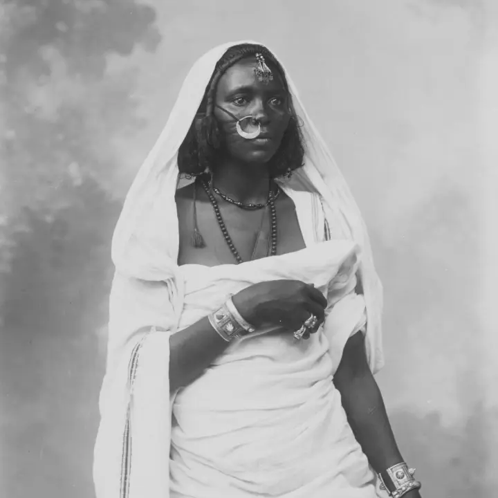 Foto en blanco y negro de una mujer africana.